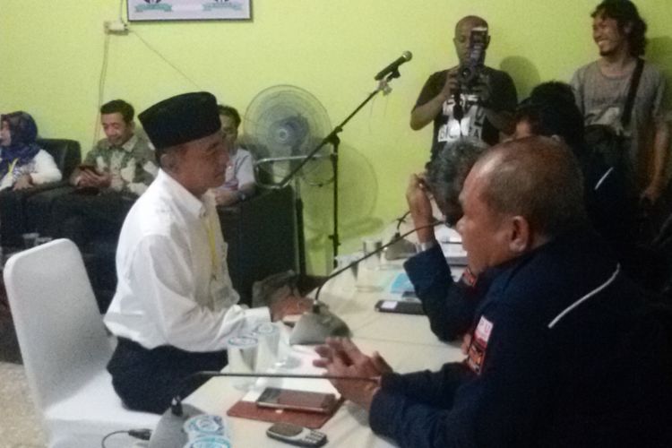 Bakal calon wakil wali kota jalur perseorangan, Sarjulianto, saat mendaftar ke KPU Pangkal Pinang.