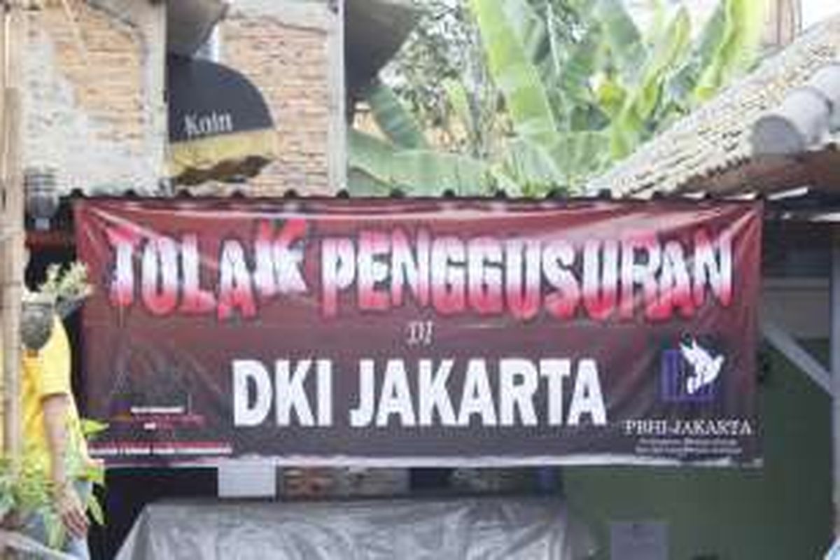 Poster penolakan penggusuran di permukiman warga di Jalan Lauser, Kebayoran Baru, Jakarta Selatan, Senin (9/5/2016). Warga menolak rencana Pemerintah Kota Jakarta Selatan untuk menertibkan permukiman yang dinilai berdiri di lahan ruang terbuka hijau tersebut.