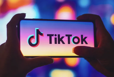 Komdigi Peringatkan TikTok dan Roblox untuk Segera Batasi Akun Anak di Bawah 16 Tahun