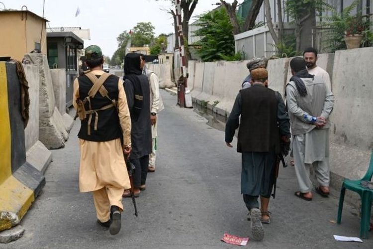 Beberapa anggota Taliban melakukan patroli di salah-satu sudut ibu kota Kabul, Afghanistan, Selasa (17/8/2021).