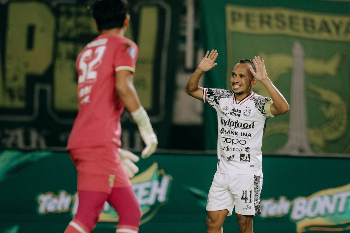 Penyerang Bali United Irfan Jaya merayakan gol pada pertandingan Persebaya vs Bali United di Stadion Gelora Bung Tomo pada Jumat (23/5/2025) malam.