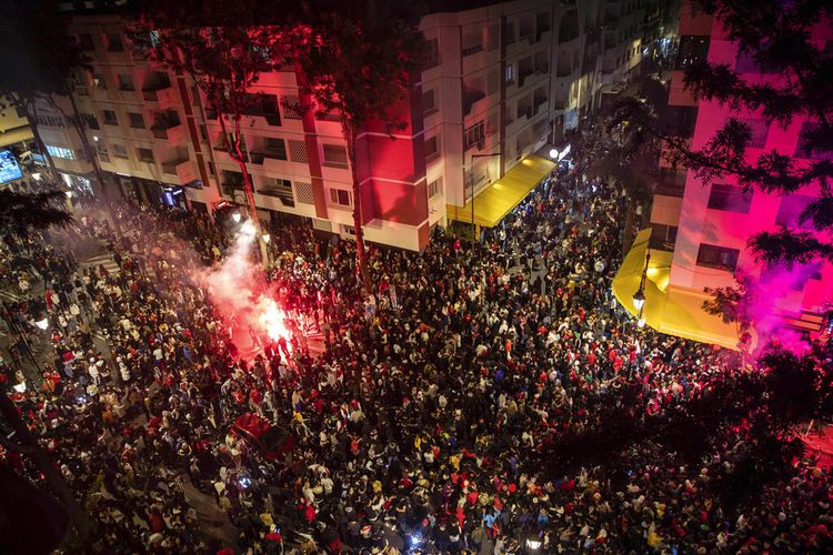 Ribuan warga Maroko di Rabat berkumpul untuk merayakan kemenangan Maroko atas Spanyol dalam pertandingan Piala Dunia yang dimainkan di Qatar, Selasa (6/12/2022).