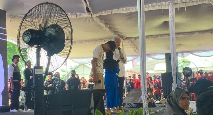 Saat Ganjar Berkelakar di Wonogiri, Tanya ke Seorang Nenek Mengapa Pakai Baju Biru