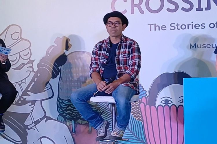 Salah satu penulis buku Crossing The Wall: The Stories of 20 Indonesian Muralists, Hilmi Faiq, saat konferensi pers peluncuran buku tersebut di Museum MACAN, Jakarta Barat, Senin (31/7/2023).