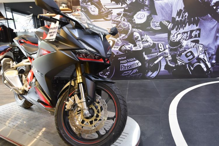 Honda New CBR2500RR yang baru meluncur gelar promo namun bukan potongan harga, melainkan berupa voucher modif, accessories & apparel senilai Rp 5.000.000.