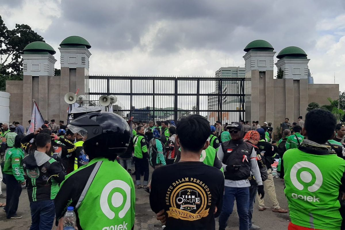 Sejumlah pengemudi ojek online, Jumat (28/2/2020), menggelar aksi unjuk rasa di depan Gedung DPR/MPR, Senayan. 