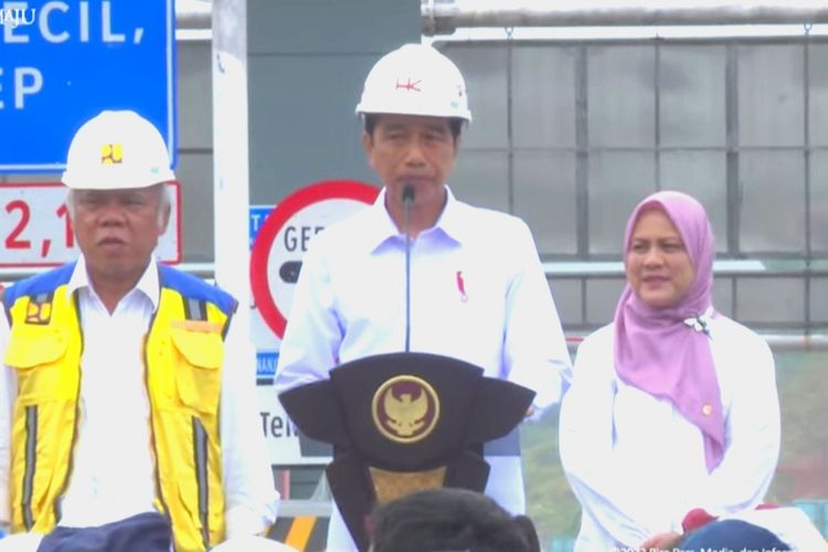 Presiden Joko Widodo didampingi Ibu Negara Iriana Joko Widodo dan Menteri PUPR Basuki Hadimuljono saat meresmikan Tol Bengkulu-Taba Penanjung di Provinsi Bengkulu, Kamis (20/7/2023).