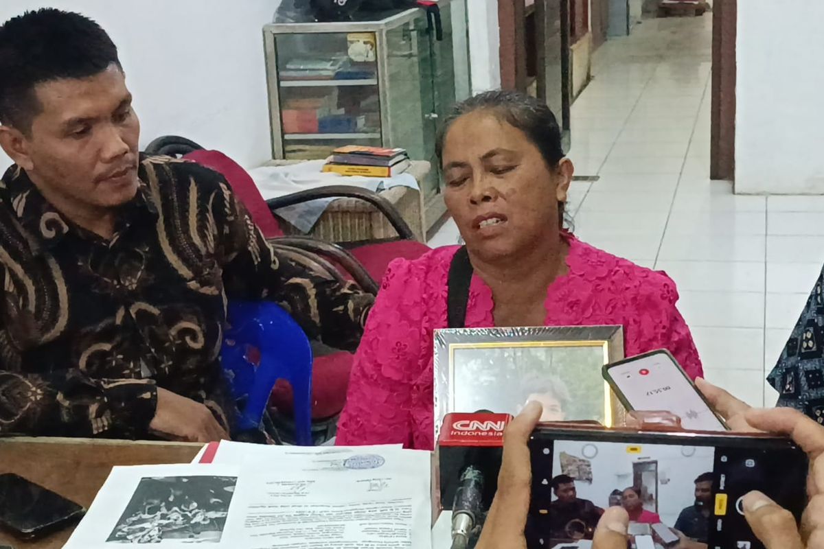 Direktur LBH Medan Irvan dan Lenny Damanik saat diwawancarai di Kantor LBH Medan, Jalan Hindu, Kota Medan pada Jumat (21/6/2024)