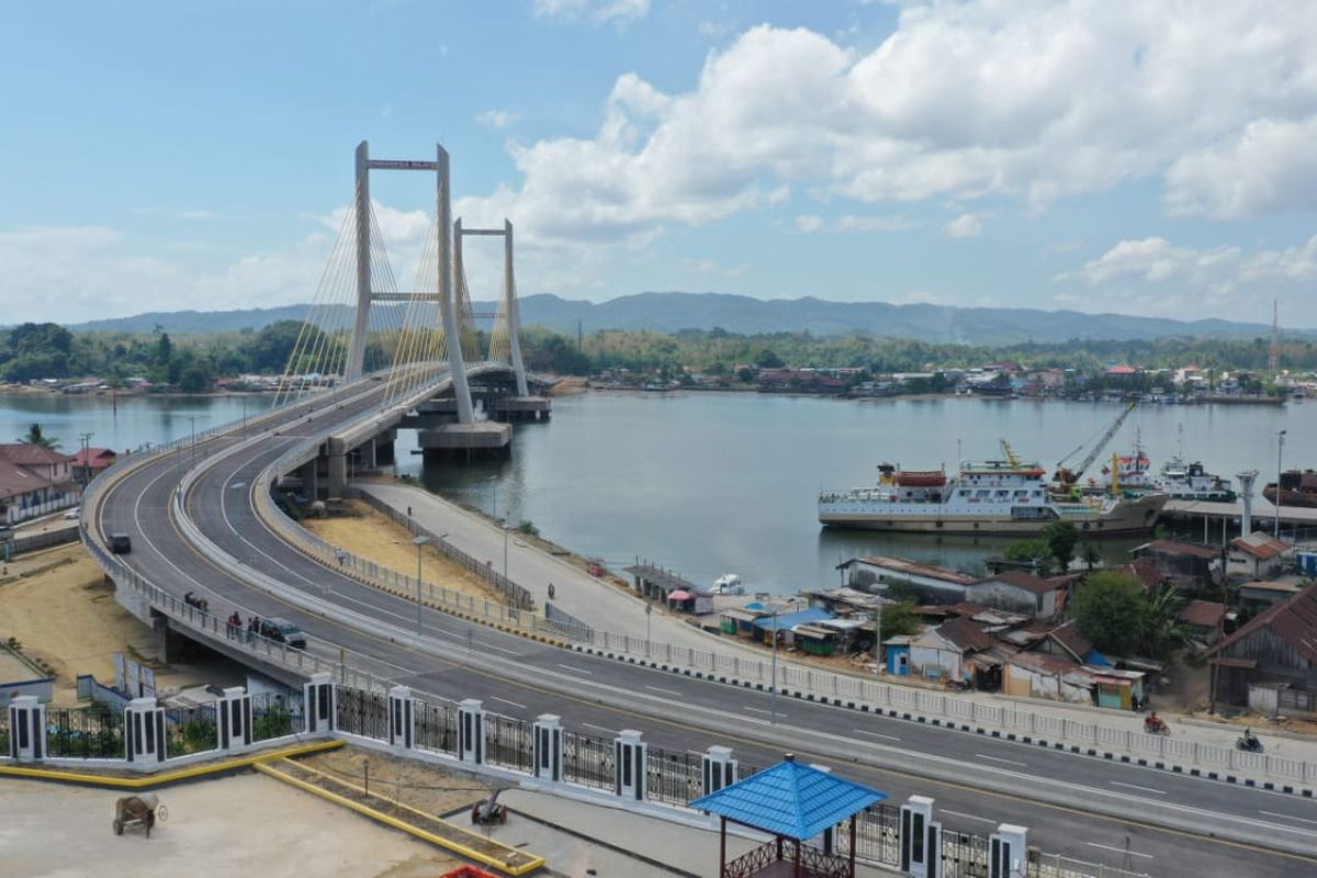 Pembangunan Jembatan Teluk Kendari dikerjakan oleh konsorsium kontraktor PT PP (Persero) Tbk dan PT Nindya Karya (Persero)
