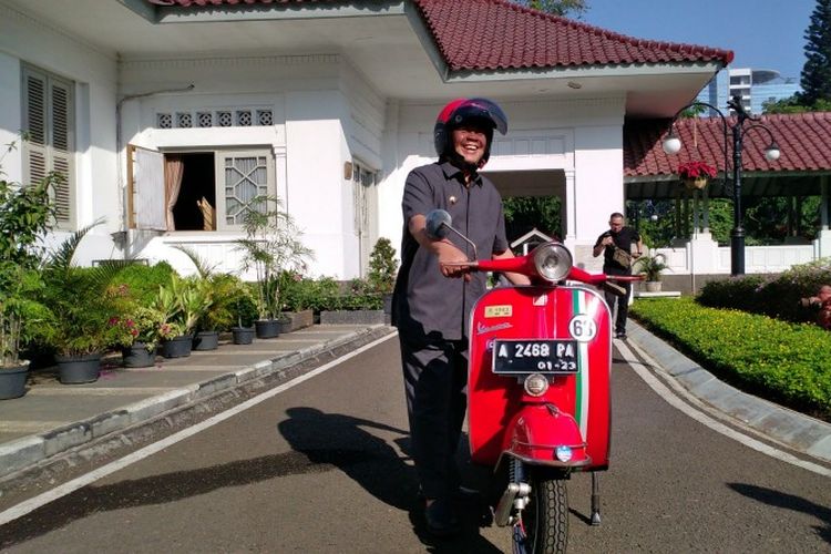 Wali Kota Bandung Oded M Danial mengendari vespa