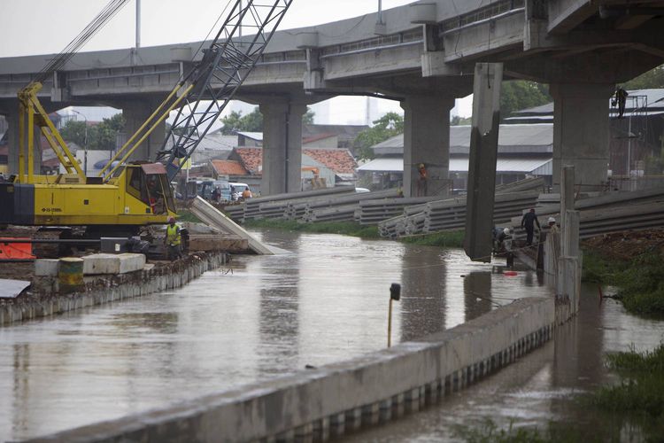 Pekerja memasang turap untuk aliran Kalimalang dalam proyek pembangunan Jalan Tol Becakayu (Bekasi-Cawang-Kampung Melayu) di Cipinang Melayu, Jakarta Timur, Senin (16/10). Pembangunan tol sepanjang 21 kilometer tersebut diharapkan bisa mengurai kemacetan parah di kawasan tersebut. 

Kompas/Agus Susanto (AGS)
16-10-2017