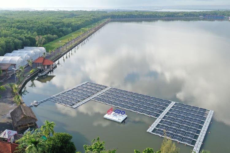 PLTS Apung Muara Nusa 100 kWp Pasok Listrik Bersih di Bali