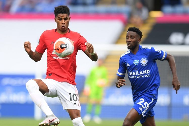 Marcus Rashford (kiri) berduel dengan Wilfred Ndidi (kanan) pada laga Leicester vs Man United di Stadion King Power dalam lanjutan pekan ke-38 Premier League, kasta teratas Liga Inggris, Minggu 26 Juli 2020.