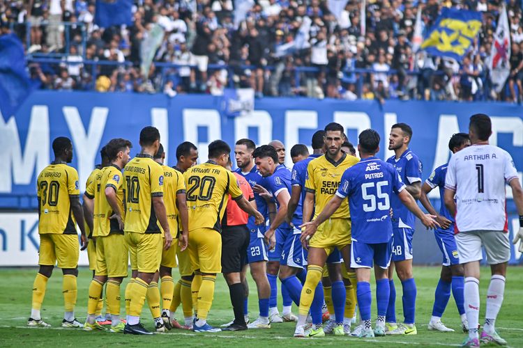 Laga Persib Bandung vs Semen Padang FC di pekan pertama Super League 2025-2026 sempat berlangsung panas ketika wasit memberikan tendangan bebas untuk Maung Bandung, laga digelar Sabtu (9/8/2025) di Stadion Gelora Bandung Lautan Api (GBLA). 