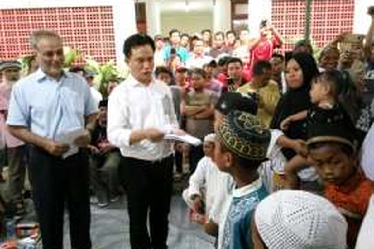 Kandidat bakal calon gubernur DKI Jakarta, Yusril Ihza Mahendra bersama Wali Kota South Windsor, Amerika Serikat, Saud Anwar saat menyantuni anak yatim di Masjid Luar Batang, Jakarta Utara, Sabtu (21/5/2016).