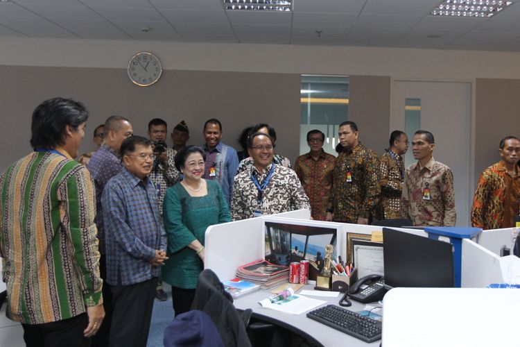 Wakil Presiden Republik Indonesia Jusuf Kalla dan Presiden RI ke 5 Megawati Soekarnoputeri saat meninjau lokasi gedung usai meresmikan Menara Kompas, gedung baru Kompas Gramedia, di Palmerah, Jakarta Pusat, Kamis (26/4/2018). Peresmian Menara Kompas ditandai dengan pengetikan kata Kompas menggunakan mesin ketik bersejarah oleh Wapres.



