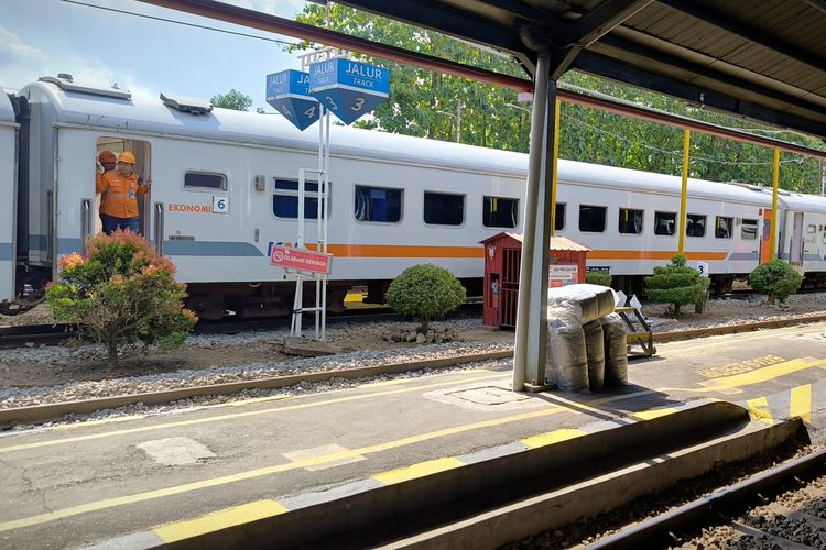 Rangkaian kereta api di Stasiun Jember.