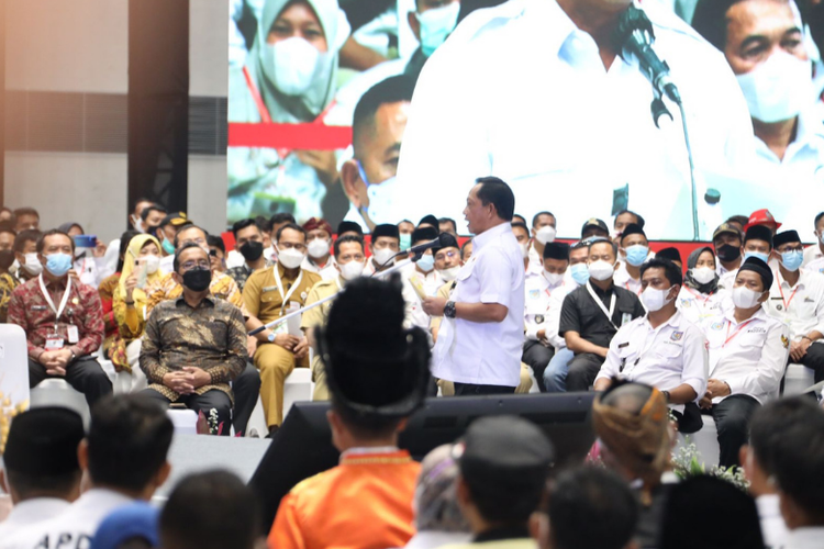 Mendagri Muhammad Tito Karnavian berbicara di hadapan Presiden Jokowi, para menteri, dan jajaran pengurus Apdesi, pada acara Silaturahmi Nasional (Silatnas) Desa di Istora Senayan, Jakarta, Selasa (29/3/2022). 

