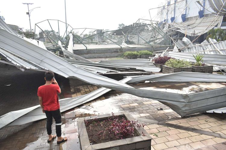 warga sekitar tengah memfoto reruntuhan atap stadion sepakbola SOR Arcamanik yang rubuh diterjang hujan disertai angin kencang di Kota Bandung, Sabtu (9/11/2019) sore.