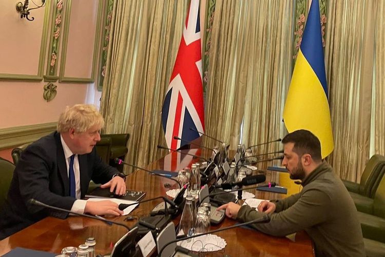 Perdana Menteri (PM) Boris Johnson bertemu dengan Presiden Ukraina Volodymyr Zelensky di Kyiv, Sabtu (9/4/2022).