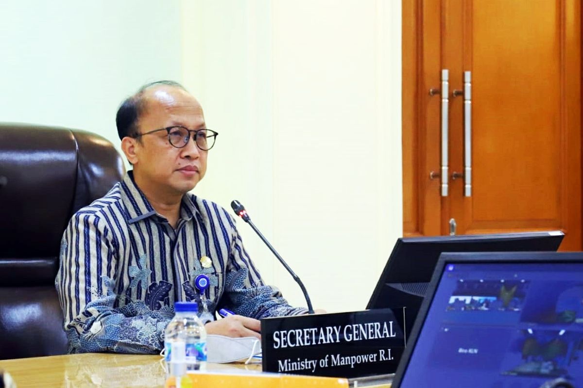 Sekretaris Jenderal (Sekjen) Kementerian Ketenagakerjaan Anwar Sanusi dalam pertemuan virtual Joint Task Force Indonesia - Taiwan di Jakarta, pada Kamis (8/4/2021).