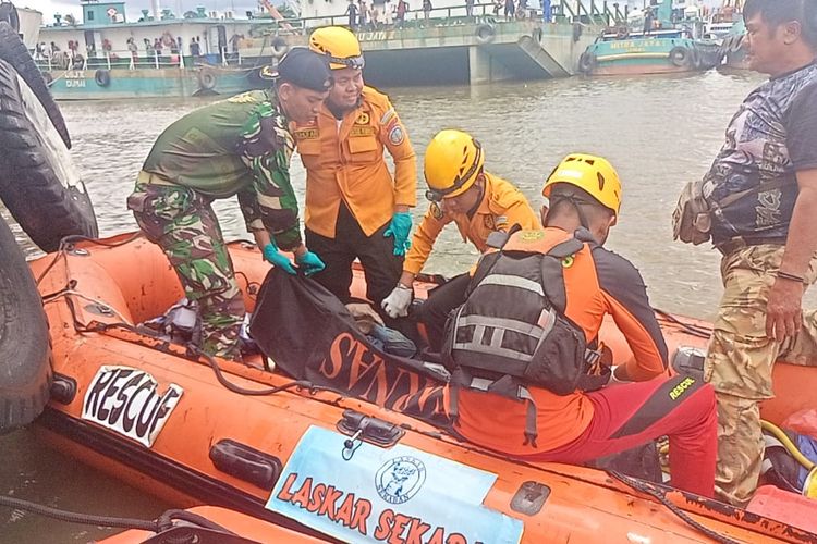 Evakuasi ABK kapal bernama Baharudin yang tenggelam di Pangkalbalam, Pangkalpinang, Minggu (23/10/2022).