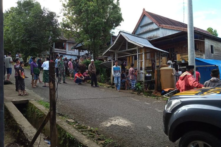 Aparat kepolisian di Kabupaten Bantaeng, Sulawesi Selatan tengah melakukan pengamanan di lokasi pembunuhan seorang gadis remaja dengan modus kesurupan massal dan penyanderaan. Minggu, (10/5/2020).