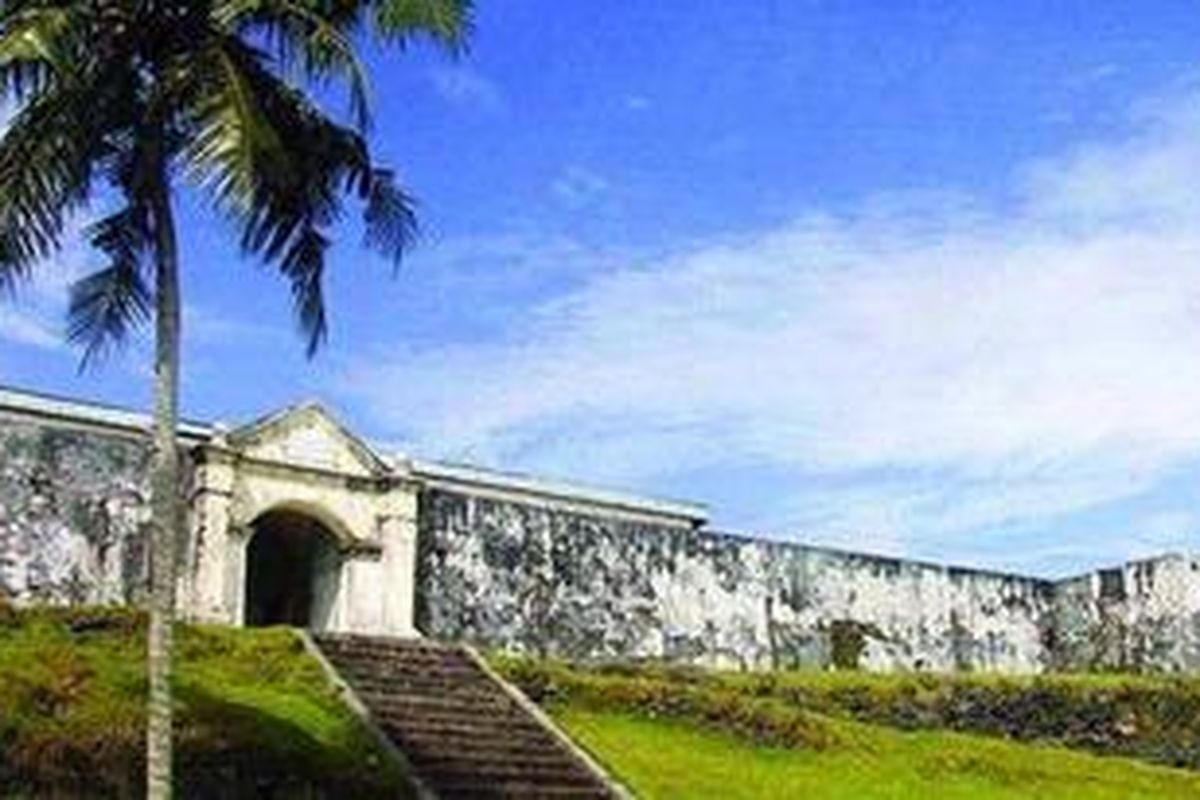 Benteng Duurstede, peninggalan Belanda yang dibangun tahun 1676 oleh Arnold de Vlaming Van Duuds Hoorn, di Saparua, Kabupaten Maluku Tengah, Maluku, Kamis (6/1/2011). Benteng ini jadi salah satu daya tarik wisata di Saparua.