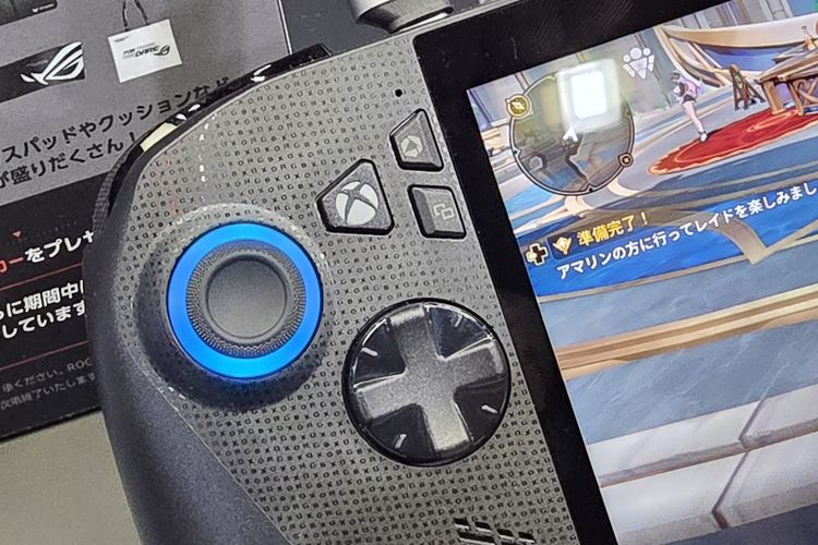 ROG Xbox Ally X dan tombol Xbox, digenggam di Tokyo Game Show 2025 di Makuhari Messe, Chiba, Jepang, Kamis (25/9/2025).