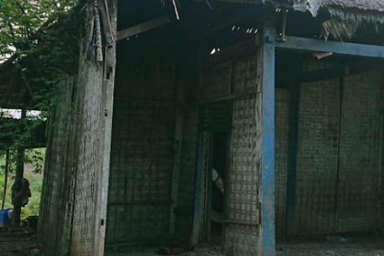 Rumah Pasutri Muhayadin dan Rosiana yang hampir ambruk di Desa Blimbung Wuluh, Siwalan, Kabupaten Pekalongan Jawa Tengah.