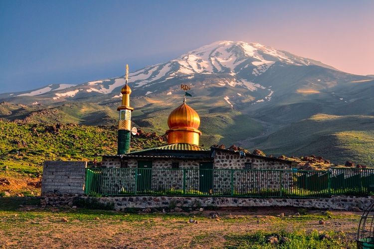 Ilustrasi Iran - Sebuah masjid yang terletak di kaki Gunung Damavand.