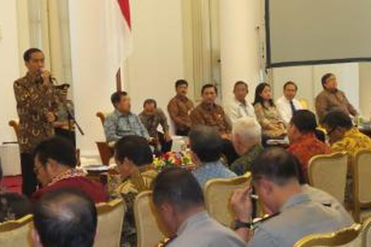 Presiden Joko Widodo memberikan pengarahan dalam rapat koordinasi bersama pimpinan Kepolisian Daerah, Kejaksaan Tinggi, kepala daerah, hingga para menteri Kabinet Kerja di Istana Bogor, Senin (22/8/2015).