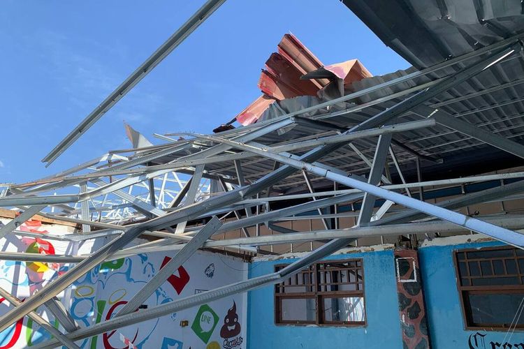 Kondisi kelas di SMK Laniang Makassar, di Jalan Laniang, Kecamatan Tamalanrea, Kota Makassar, Sulsel, diterjang anging kencang hingga membuat atap kelas yang ditopang baja ringan porak-poranda. Selasa (12/9/2023)