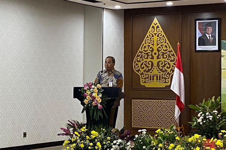  Sekretaris Jenderal Kementerian Kehutanan, Mahfudz, memjelaskan soalblomitmen pemerintah mencapai FOLU NET Sink 2030, di Jakarta Pusat, Jumat (16/5/2025). 