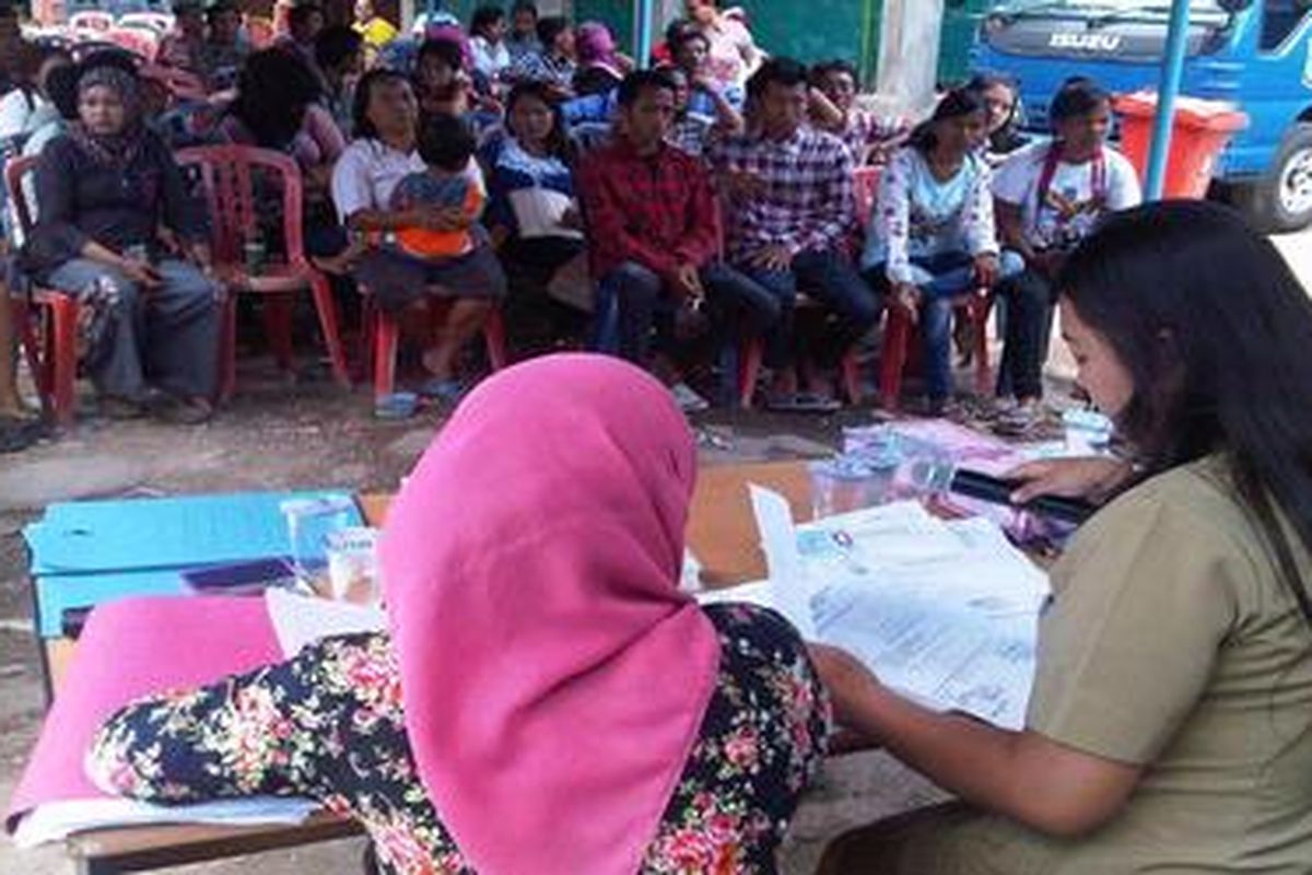 Warga Kampung Beting Remaja di Kelurahan Tugu Utara, Kecamatan Koja, Jakarta Utara, mengantre untuk perekaman data KTP, Rabu (13/3/2013).