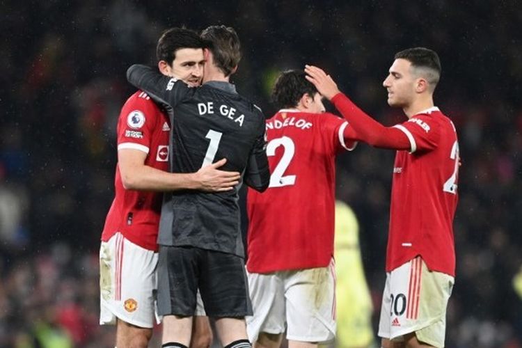 MANCHESTER, ENGLAND - DECEMBER 02: Harry Maguire, David De Gea, Victor Lindeloef and Diogo Dalot of Manchester United celebrate their side's victory after the Premier League match between Manchester United and Arsenal at Old Trafford on December 02, 2021 in Manchester, England. (Photo by Shaun Botterill/Getty Images) (Photo by Shaun Botterill / GETTY IMAGES EUROPE / Getty Images via AFP)