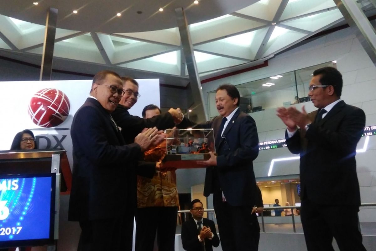 Direktur Utama PT Bursa Efek Indonesia Tito Sulistio menerima cinderamata dari PT Nusantara Pelabuhan Handal Tbk (PORT) usai seremonial pencatatan saham perdana NPH, Jakarta, Kamis (16/3/2017)