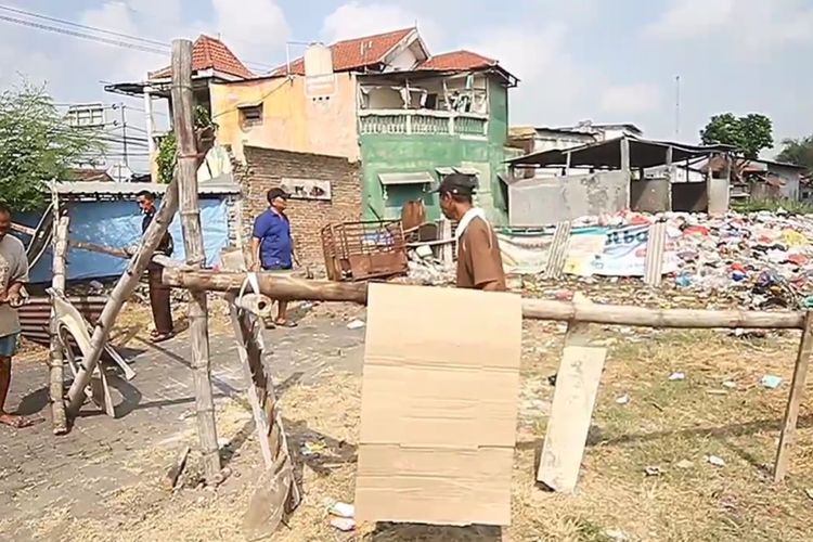 Sampah Tak Diangkut 2 Bulan, Warga Blokade TPS di Desa Suko Sidoarjo