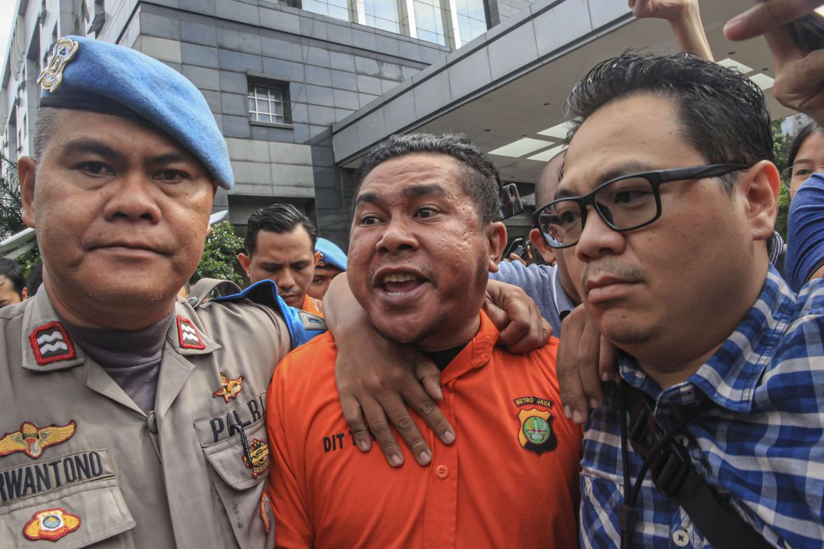 Pelaku penyiraman air keras Penyidik KPK Novel Baswedan dibawa petugas untuk dipindahkan ke Bareskrim Mabes Polri di Polda Metro Jaya, Jakarta, Sabtu (28/12/2019). Polisi berhasil mengamankan dua pelaku yang merupakan anggota Polri aktif dengan insial RM dan RB.