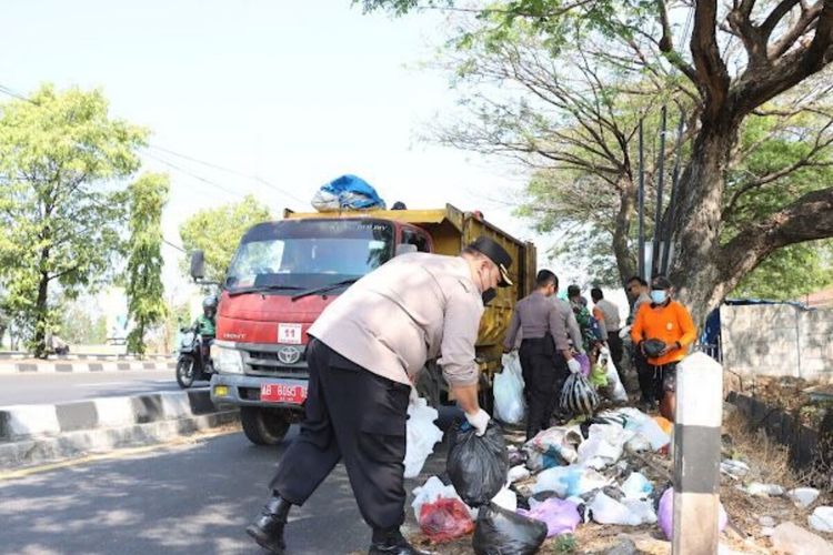 Polisi dan pihak lainnya membersihkan sampah di ring road Selatan, Bantul. Senin (7/8/2023)