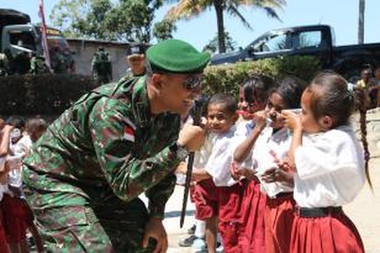 Komandan Satuan Tugas Pengamanan Perbatasan Batalyon Infanteri 742/ Satya Wira Yudha, Letnan Kolonel Infanteri, Fransiscus Ari Susetio, sementara mengajari siswa-siswi SDN Nunpo, Desa Haumeni Ana tentang cara menggosok gigi yang benar dalam kegiatan bakti sosial TNI, Selasa (16/9/2014). Di wilayah Desa Haumeni Ana sendiri warga sangat kesulitan untuk memperoleh air