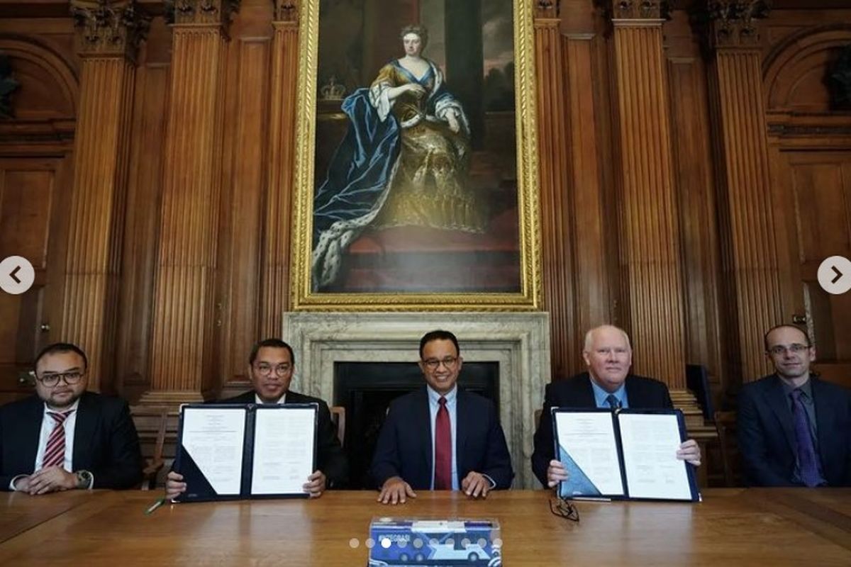 Gubernur DKI Jakarta Anies Baswedan (tengah) saat mengunjungi University of Oxford, Inggris.