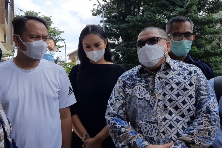 Vicky Prasetyo dan Kalina Ocktaranny didampingi kuasa hukum Razman Arif Nasution saat ditemui di Polres Metro Jakarta Pusat, Rabu (31/3/2021)