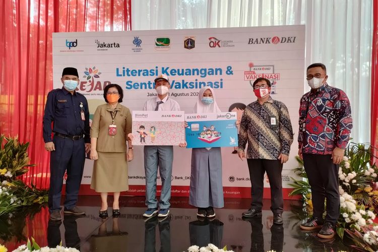 Bank DKI menggelar literasi keungan seklaigus sentra vaksinasi di SMA 111 Jakarta, Jakarta Utara, Selasa (31/8/2021) 