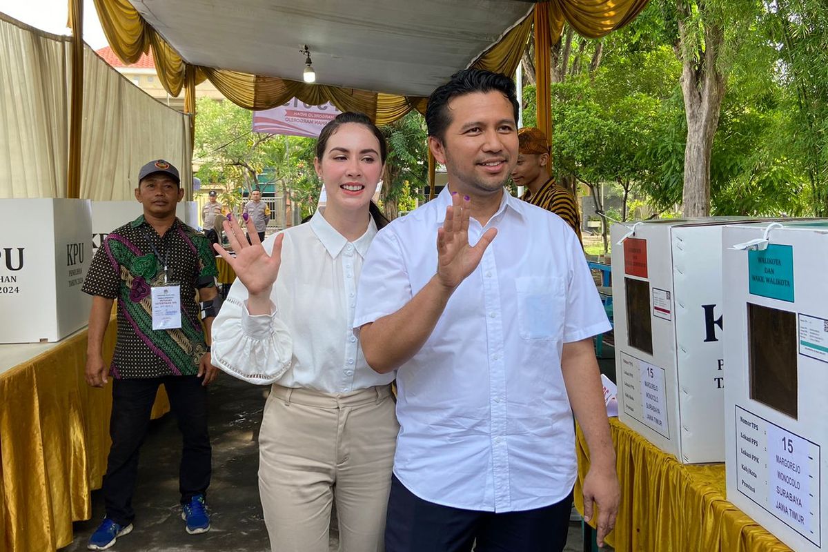 Calon Wakil Gubernur Jatim nomor urut 2, Emil Elestianto Dardak saat menuju ke TPS.