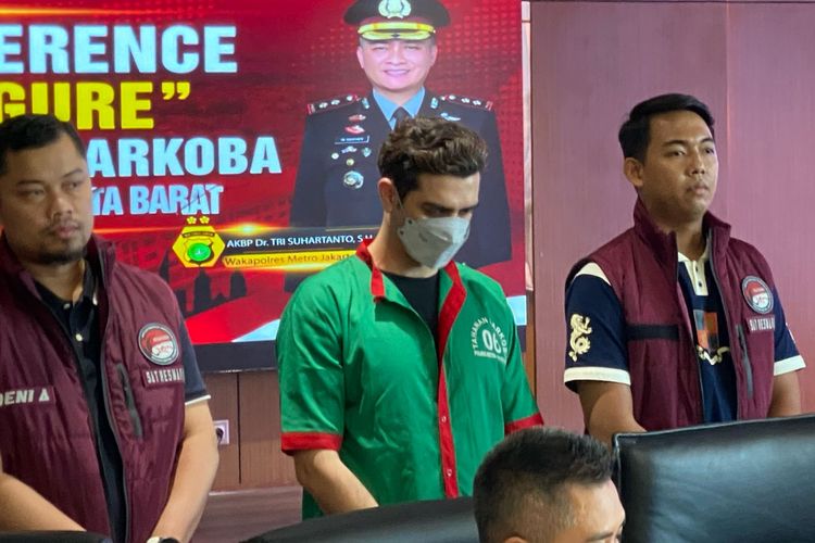 Penampakan Fachri Albar Pakai Baju Tahanan, Tertunduk dan Tolak Bicara
