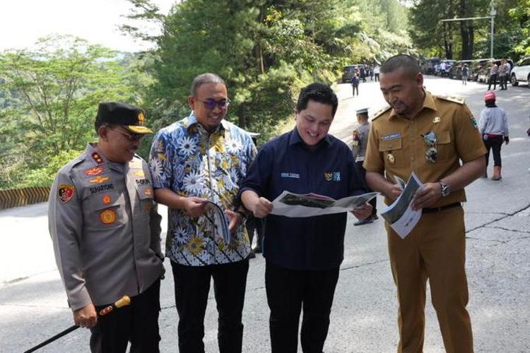 Menteri Badan Usaha Milik Negara (BUMN) Erick Thohir saat berkunjung ke Padang Sumatera Barat, Selasa (20/12/2022).
