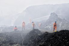Hari Kelima, Kebakaran Gunungan Sampah di TPA Sukawinatan Palembang Belum Padam