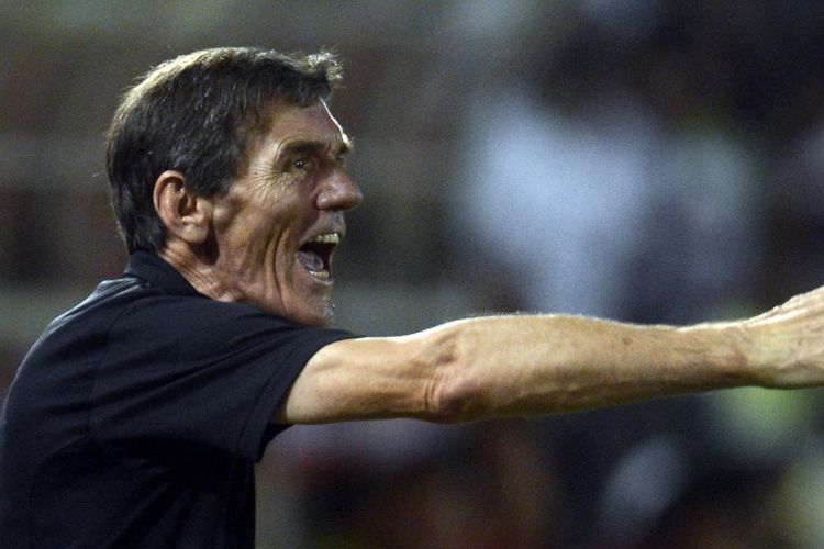 Pelatih sepak bola Singapura Radojko Avramovic memberi isyarat kepada para pemainnya saat pertandingan leg kedua final Piala AFF Suzuki melawan Thailand di Bangkok pada 22 Desember 2012.