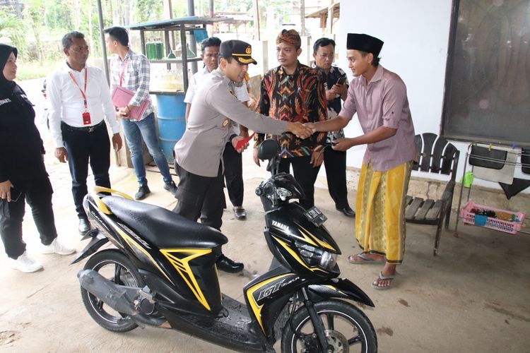 Kapolres Sumenep saat menyerahkan motor kepada pemiliknya, Kamis (17/11/2022). 